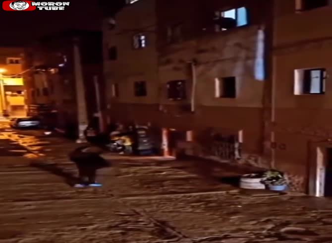 Video :He fights a man with a machete after leaving his house with a stick